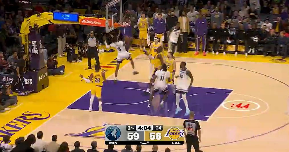 对比悬殊！森林狼前场抢篮板10-1领跑位，二次攻击得分18-0