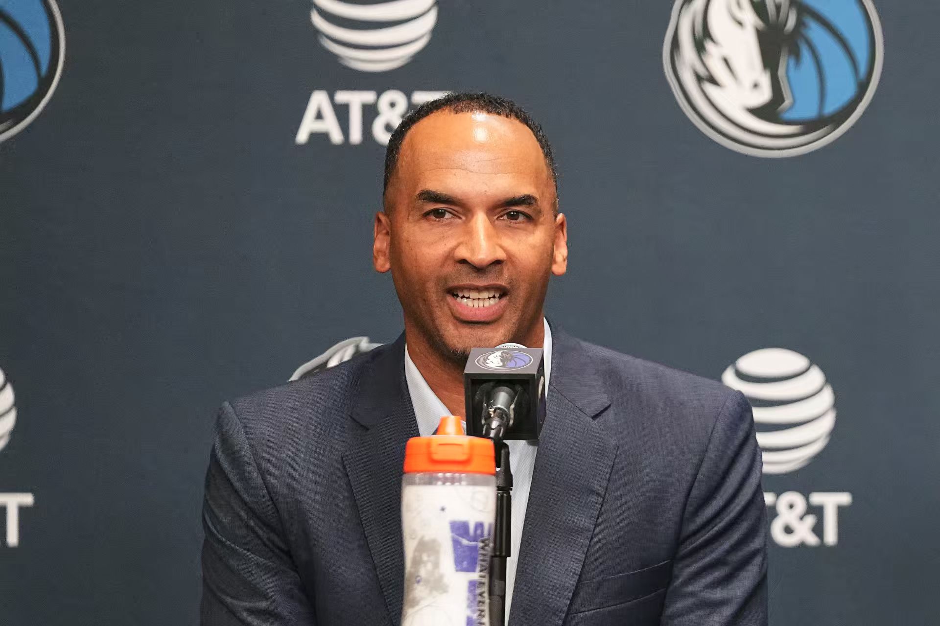 名记：独行侠瞄准活塞运营副总裁林赛，库班力主其出任GM