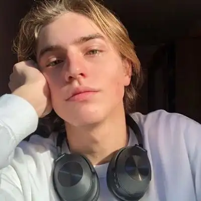 6686体育平台铁牌作者Scarlett