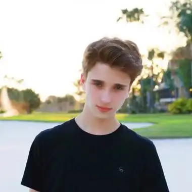 6686体育平台铁牌作者Lloyd